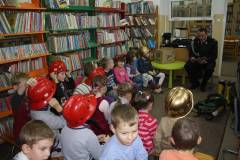 Głośne czytanie na bibliotecznym dywanie