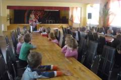 Głośne czytanie na bibliotecznym dywanie_